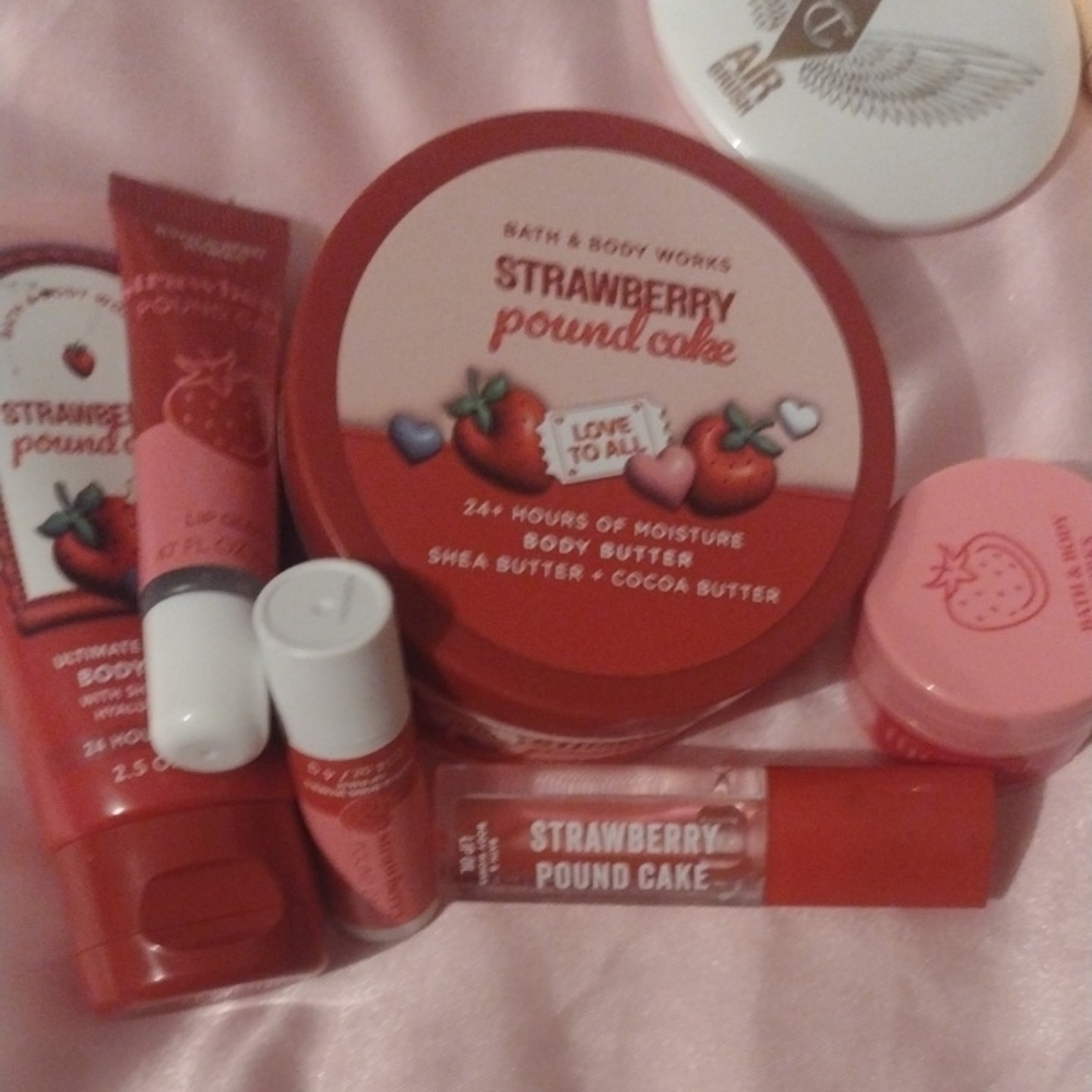 Bath & Body Works Strawberry Pound Cake Body Care Set - Red